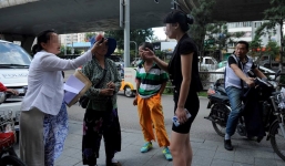 Bà bầu đập nát kính ô tô... vì hoảng sợ